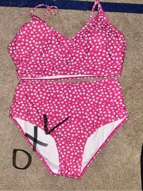 Women’s one and  Two-Piece Swim Sets(read description)